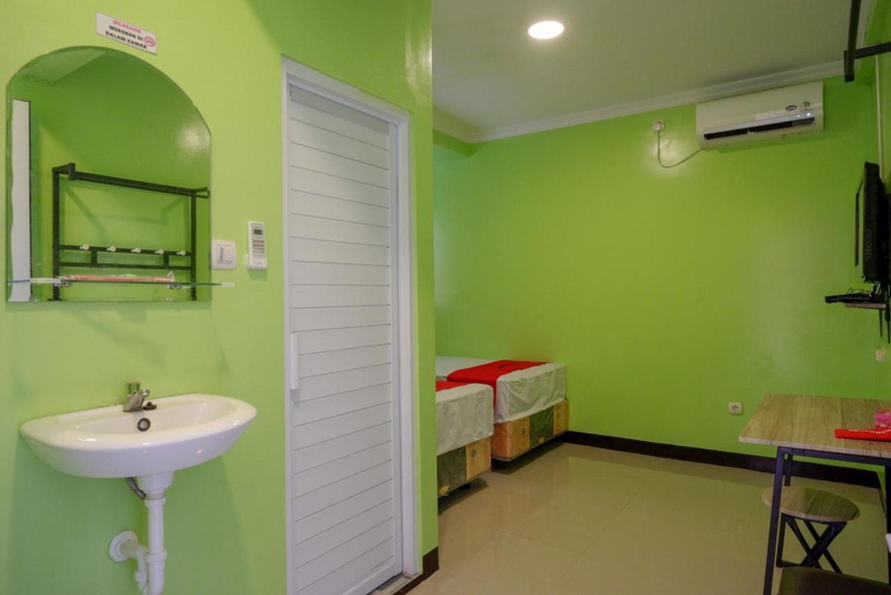 Reddoorz @ Jalan Gatot Subroto Semarang Hotel Exterior foto