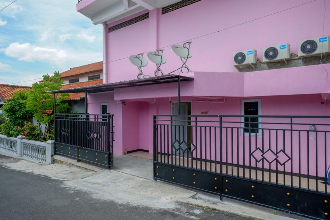 Reddoorz @ Jalan Gatot Subroto Semarang Hotel Exterior foto